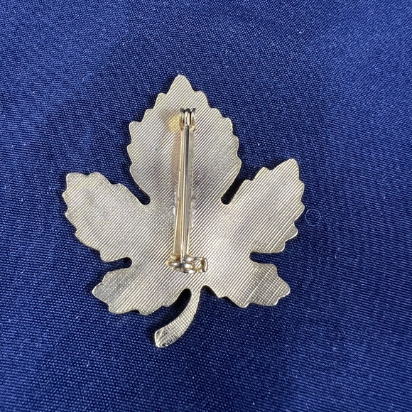 Gold Tone Enamel Maple Leaf Brooch Autumnal Vein Detail Seasonal Elegant - Picture 2 of 3